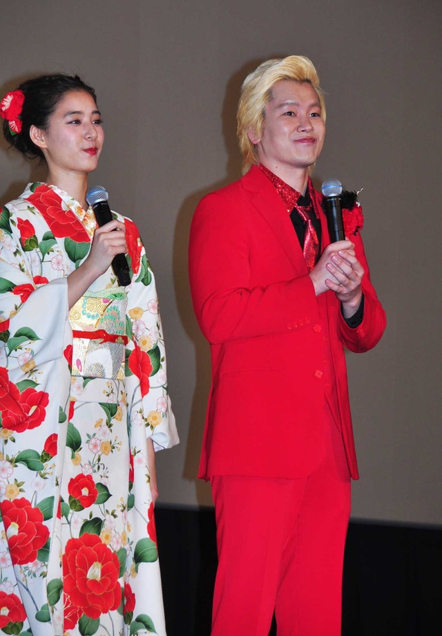 新木優子＆カズレーザー／『僕らのごはんは明日で待ってる』舞台挨拶