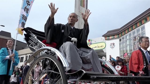 石川県小松市で行われた「お練り」ファンの声援に応える海老蔵