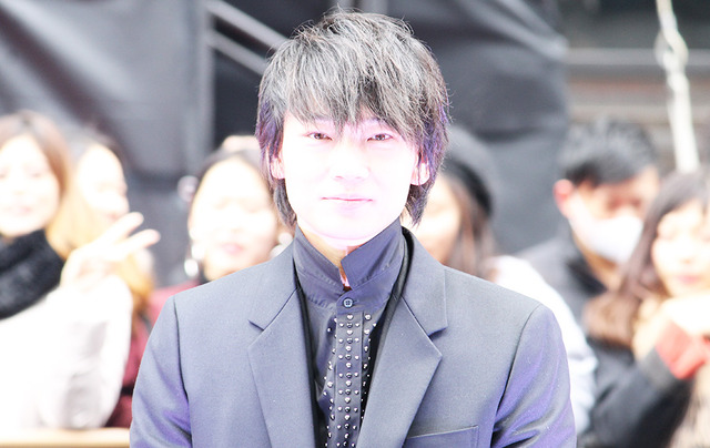 綾野剛／巨大龍彦像『新宿スワンII』