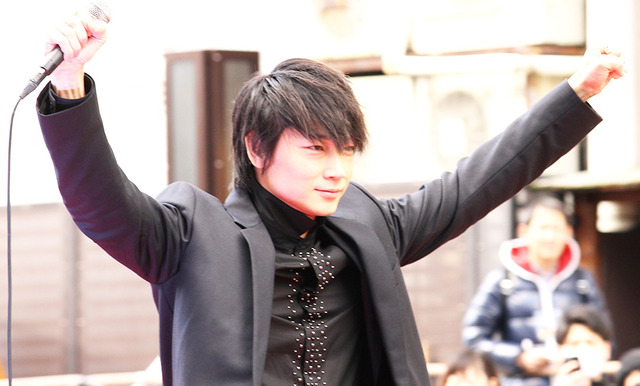 綾野剛／巨大龍彦像『新宿スワンII』