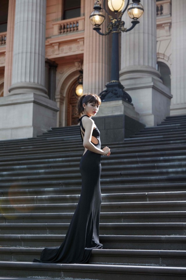 「川口春奈 CALENDAR2017(仮)」「川口春奈写真集「restart」(仮)」（C)東京ニュース通信社