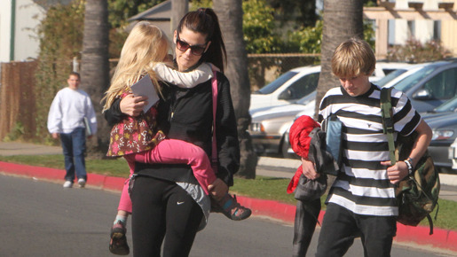 サンドラ・ブロックとジェイムズの連れ子たち　-(C) Fame Pictures/AFLO