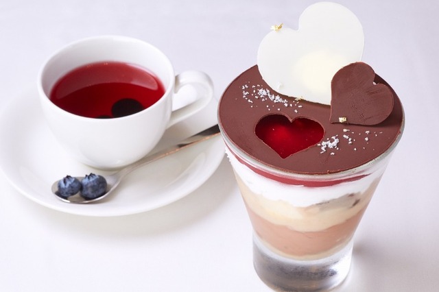カフェ＆レストランMuseum Cafe & Restaurant THE SUN 「プラリネクリームとショコラのパフェとローズヒップのハーブティー」1,500円