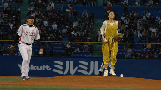 始球式に登板した忽那汐里