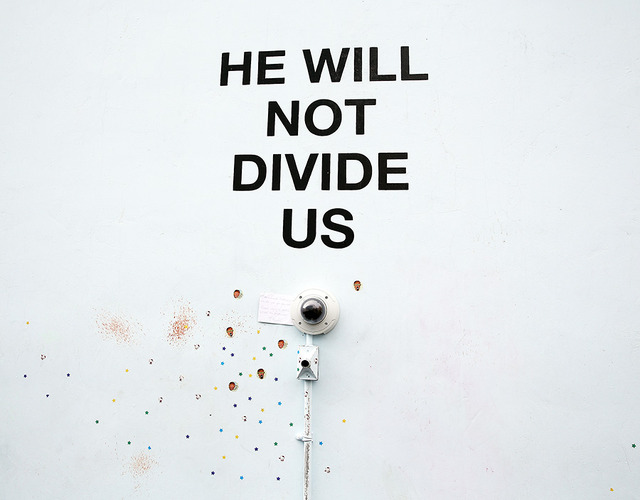 「He Will Not Divide Us（彼に私たちを分断させない）」-(C)Getty Images