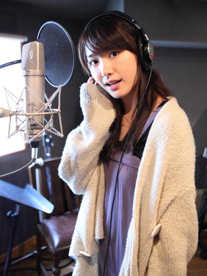 レコーディングに臨む新垣結衣