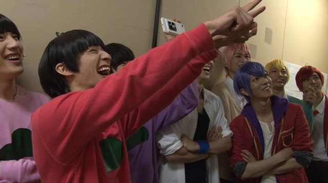 舞台「おそ松さん on STAGE ～SIX MEN’S SHOW TIME～ 」(c)赤塚不二夫／「おそ松さん」on STAGE製作委員会2016