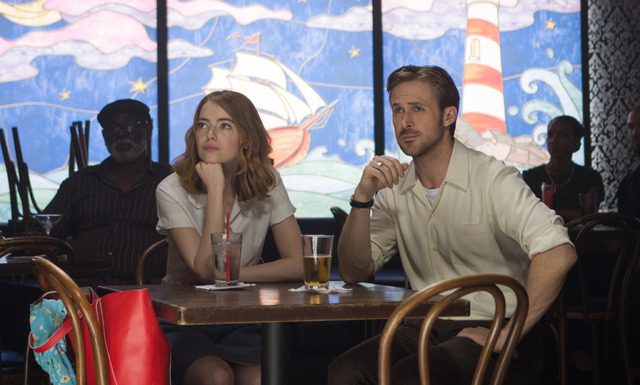 『ラ・ラ・ランド』（C）2017 Summit Entertainment, LLC. All Rights Reserved. Photo credit: EW0001: Sebastian (Ryan Gosling) and Mia (Emma Stone) in LA LA LAND. Photo courtesy of Lionsgate.