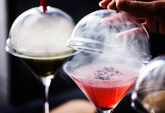 アンダーズ東京52F「ルーフ トップバー」で「さくら ガーデン」開催！　「スモーク ティー マティーニ」