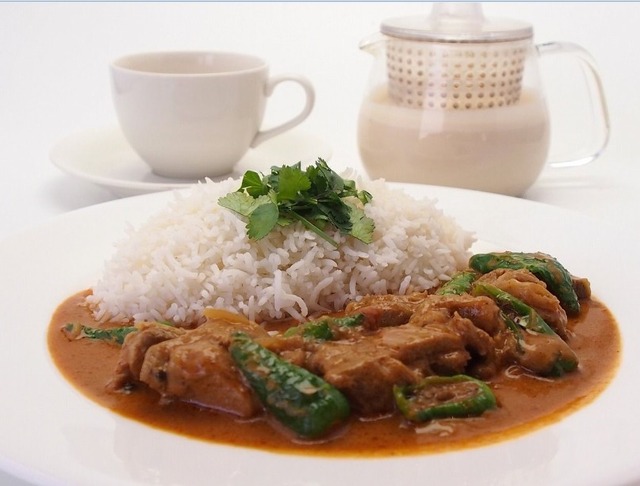 「THE SUN」にて「N・S・ハルシャ展：チャーミングな旅」とのスペシャルコラボレーションメニュー。「ココナッツミルクとトマト風味のチキンカレー バスマティライス添え」1,280円と「自家製マサラティー」セット600円、単品 800円