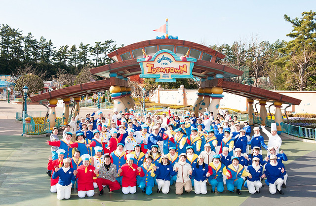 「マネキンチャレンジ」に参加したキャスト約90名