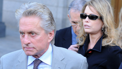 裁判所を後にするマイケル・ダグラスと前妻ディアンドラ・ルーカー  -(C) Splash/AFLO