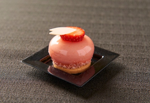 東京ミッドタウン「Midtown Blossom 2017」ラウンジメニュー「桜と苺のムース あずきクリーム」