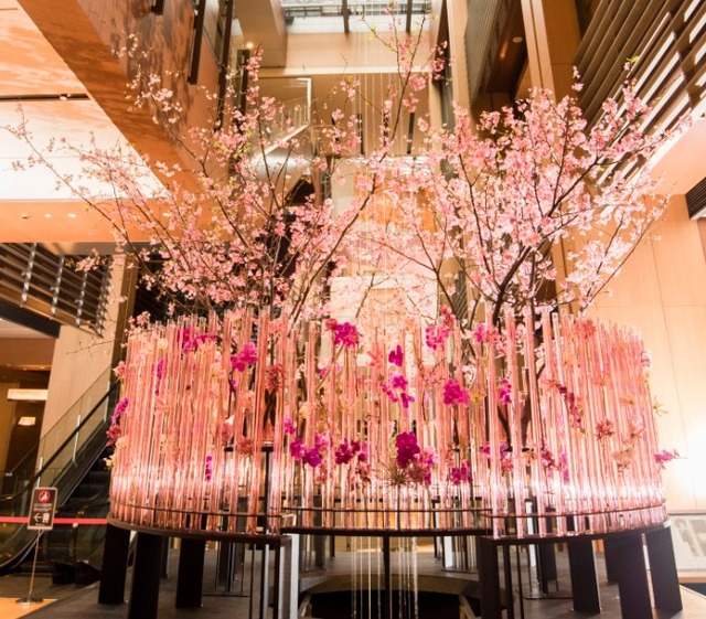 東京ミッドタウン「Midtown Blossom 2017」　昨年のフラワーアート「Spring Greeting Gate 」の様子
