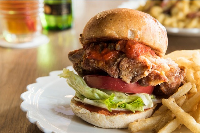 グロリアスチェーンカフェ「レッドホットフライドチキンバーガー」