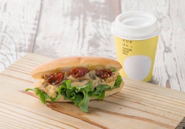 コッペパン専門店「えびすぱん」 燻製サバ