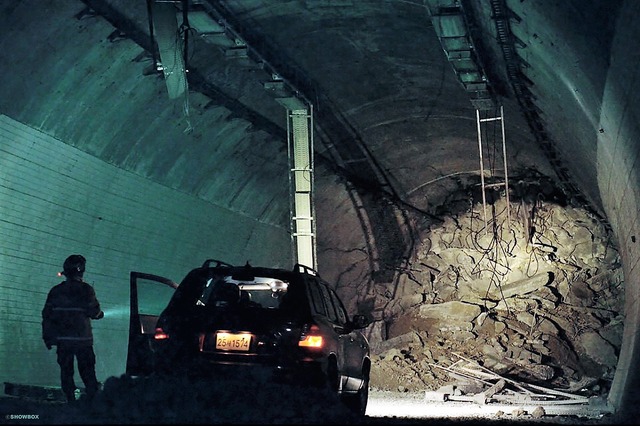 『トンネル 闇に鎖された男』 (C) 2016 SHOWBOX, ANOTHER SUNDAY, HISTORY E&M AND B.A. ENTERTAINMENT ALL RIGHTS RESERVED.