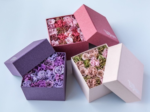 銀座店オープン記念のフラワーボックス「さくら」「つつじ」「あやめ」（各10,260円）