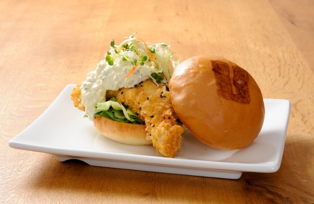 ウマミバーガー 日本限定メニューFISH CURRY BURGER（フィッシュカレーバーガー）