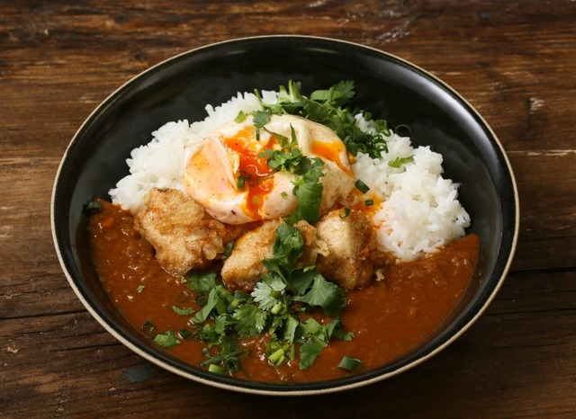 J.S CURRY「奥久慈卵の天ぷらと鶏天カリー」（924円、6月2０日（火）～7月24日（月））