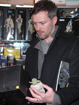 グッズを手に思案…買うべきか…？