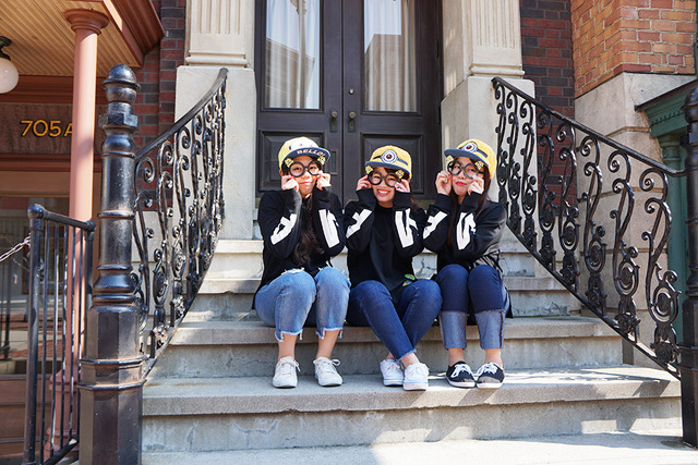 全員一緒(ミニオン)×メガネに手を添えるポーズ