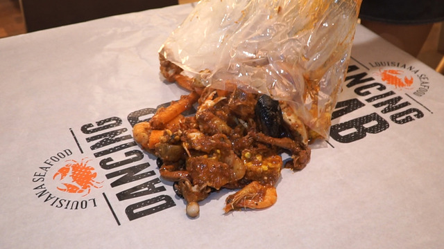 スパイシーなエビやカニがテーブルに満載！ 衝撃的体験の手づかみ料理３選