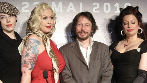 『On Tour』（原題）の“監督”マチュー・アマルリック（中央）ほか　photo：Ayako Ishizu