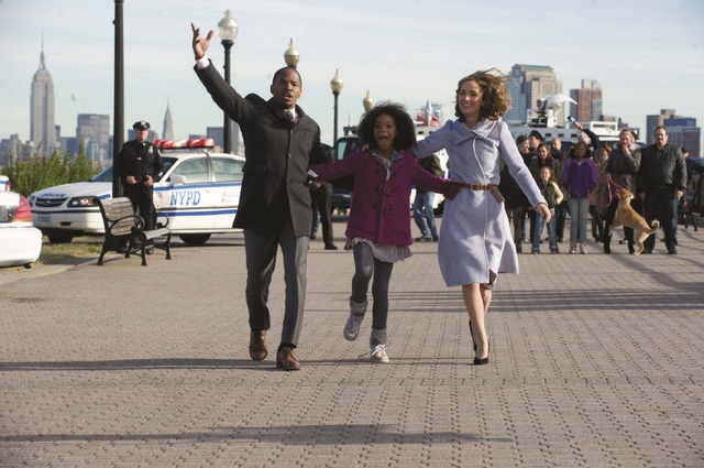 「ANNIE/アニー」（C）2014 Columbia Pictures Industries, Inc. and Village Roadshow Films North America Inc./Village Roadshow Films (BVI) Limited. All Rights Reserved. Annie and related characters and elements: TM & (c)2014 Tribune Content Agency, LLC.