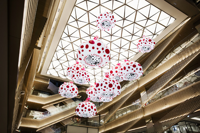 「GINZA SIX」吹き抜け　草間彌生≪南瓜≫　 （C）YAYOI KUSAMA