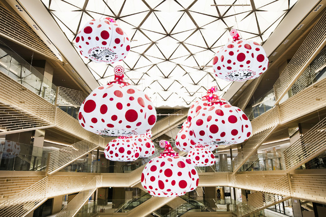 「GINZA SIX」吹き抜け　草間彌生≪南瓜≫　 （C）YAYOI KUSAMA