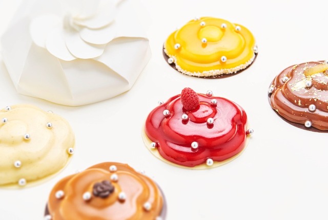 「ル・ジャルダン・ドゥ・ツイード」シャネルのモチーフであるカメリアを模した特別デザート