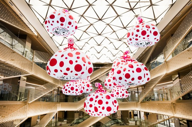 GINZA SIX　吹き抜け パブリックアート 草間彌生　≪南瓜≫　 &copy;YAYOI KUSAMA.jpg