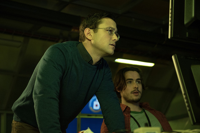 『スノーデン』　(c)2016 SACHA, INC.　ALL RIGHTS RESERVED.