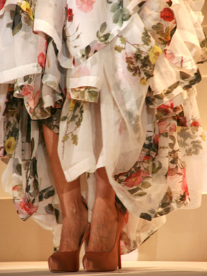 サラの靴はCharlotte Olympia