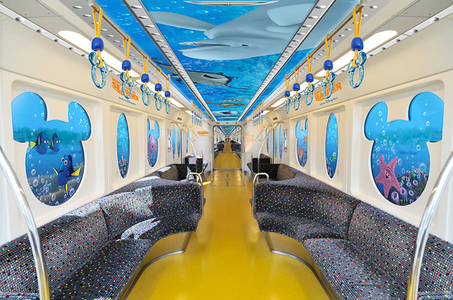 ディズニーリゾートラインの「ニモ＆フレンズ・ライナー」内装