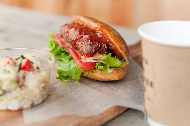 「ALPHA BETA COFFEE CLUB（アルファベータコーヒークラブ）」 チーズバーガー ホットドッグ