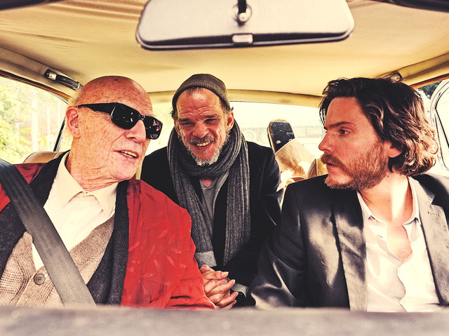 『僕とカミンスキーの旅』 -(C) 2015 X Filme Crea>ve Pool GmbH / ED Produc>ons Sprl / WDR / Arte /Potemkino / ARRI MEDIA