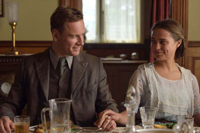 『光をくれた人』 （C）2016 STORYTELLER DISTRIBUTION CO., LLC