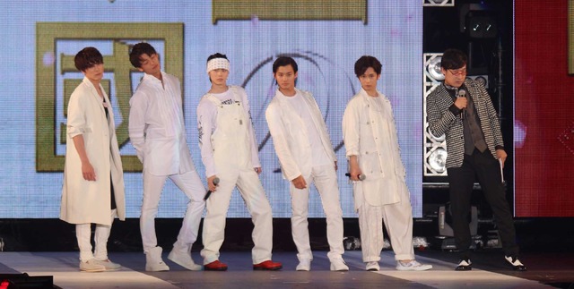 -(C)マイナビ GirlsAward 2017 SPRING／SUMMER