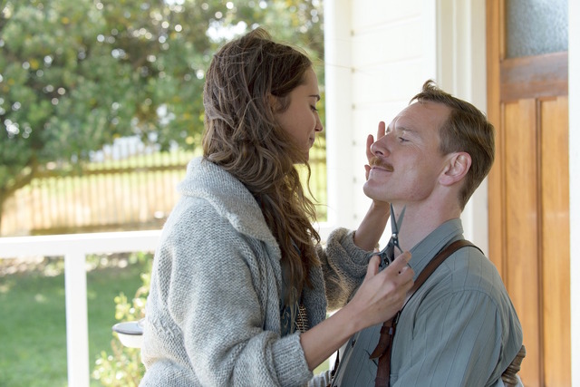 『光をくれた人』 （C）2016 STORYTELLER DISTRIBUTION CO., LLC