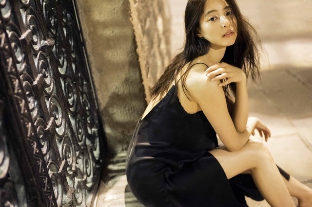 新木優子はじめての写真集「ガールフレンド」