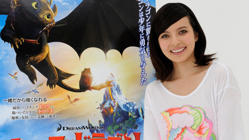 『ヒックとドラゴン』イメージソングを歌うベッキー