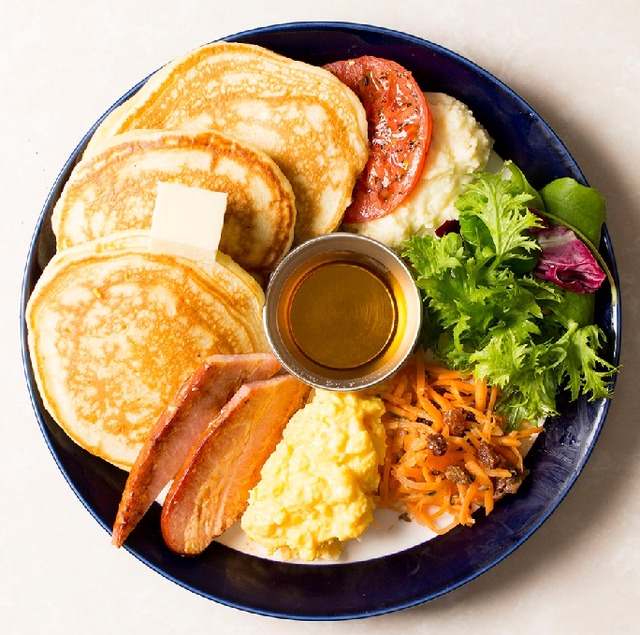 横浜 大さん橋 グルメバーガーカフェ「cafe & dining blue terminal（カフェ アンド ダイニング ブルー ターミナル」ブレックファストパンケーキ