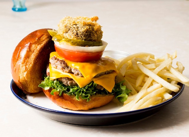 横浜 大さん橋 グルメバーガーカフェ「cafe & dining blue terminal（カフェ アンド ダイニング ブルー ターミナル」Wチーズバーガー