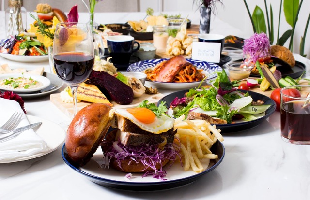 横浜 大さん橋 グルメバーガーカフェ「cafe & dining blue terminal（カフェ アンド ダイニング ブルー ターミナル」料理集合