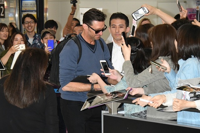成田空港に到着したヒュー・ジャックマン