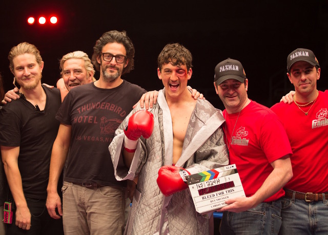 マイルズ・テイラーの右隣がベン・ヤンガー監督『ビニー／信じる男』メイキング（C）BLEED FOR THIS, LLC 2016