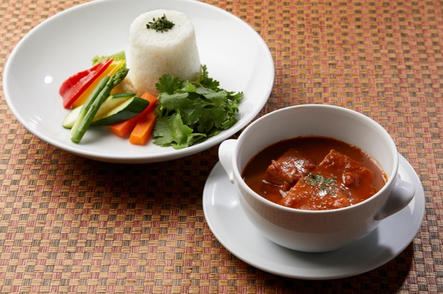 ハイアット リージェンシー 東京 カフェ（ロビーフロア・2F） “アジアンスパイシーフェア”「トマト＆パクチーのポークカレー」