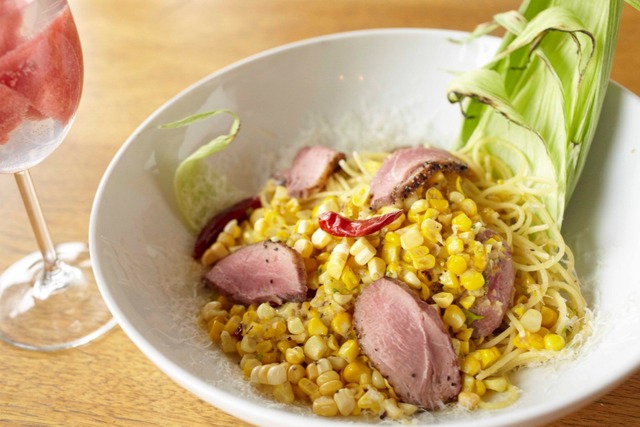 東京ミッドタウン「～テラスで楽しむ～○○とお酒」＿「ノック クッチーナ ボナ イタリアーナ」の「佐賀のとうもろこしと鴨のスモークで「もろこし・ペペロンチーノ」スパゲッティーニ」（1,512円）